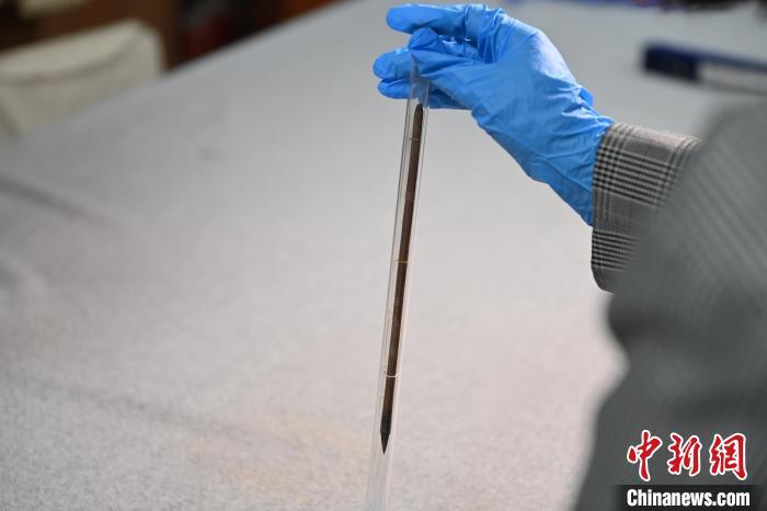 2024年5月7日，甘肅省博物館館藏國(guó)寶級(jí)文物“白馬作”毛筆。李亞龍　攝