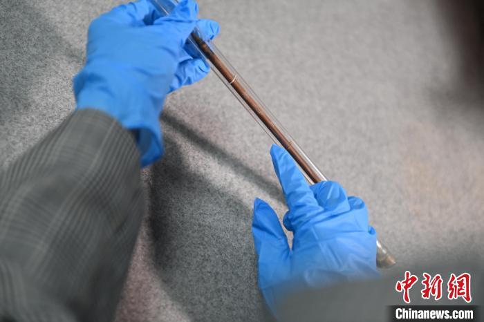 2024年5月7日，拍攝的甘肅省博物館館藏國(guó)寶級(jí)文物“白馬作”毛筆。李亞龍　攝