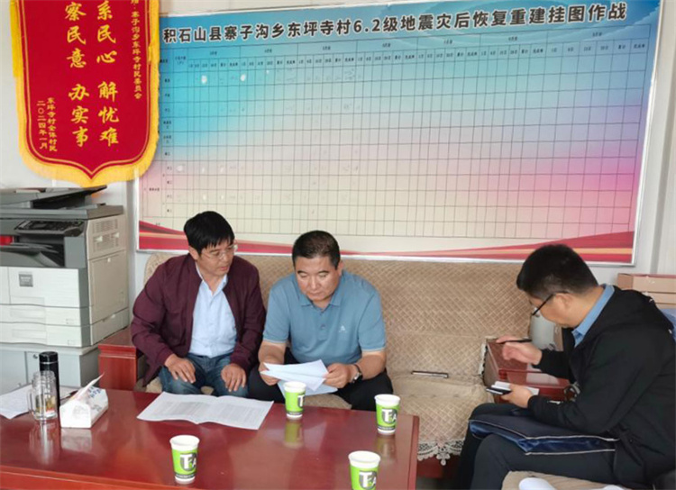 州縣紀委監(jiān)委機關聯(lián)合督查組對下沉干部 、駐村干部 、包村組長、村干部 “四級”干部履職到崗情況，以及工作日志和民情臺賬、訴求臺賬進行日常監(jiān)督檢查，壓實工作責任。.jpg