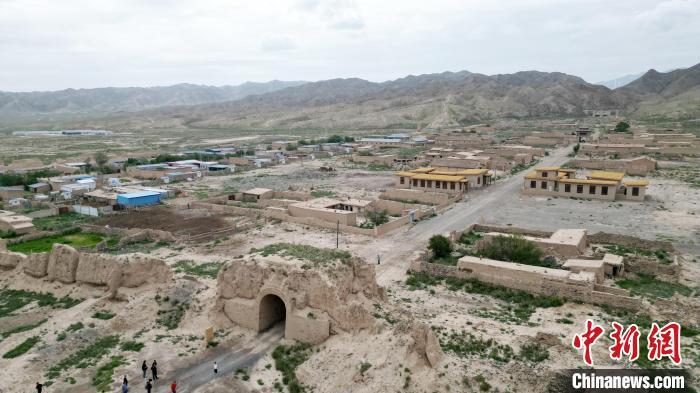 7月13日，位于山丹漢明長城遺址里的硤口古城。(無人機(jī)圖片) 　九美旦增 攝