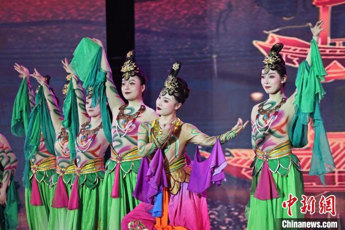 7月19日晚，第五屆黃河之濱文藝展演在蘭州體育文化廣場(chǎng)開幕。圖為開幕式演出敦煌舞蹈。張曦予 攝
