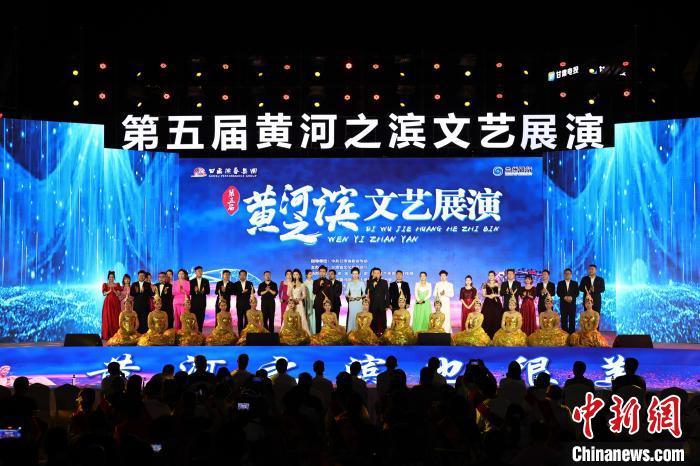 7月19日晚，第五屆黃河之濱文藝展演在蘭州體育文化廣場(chǎng)開幕。張曦予 攝