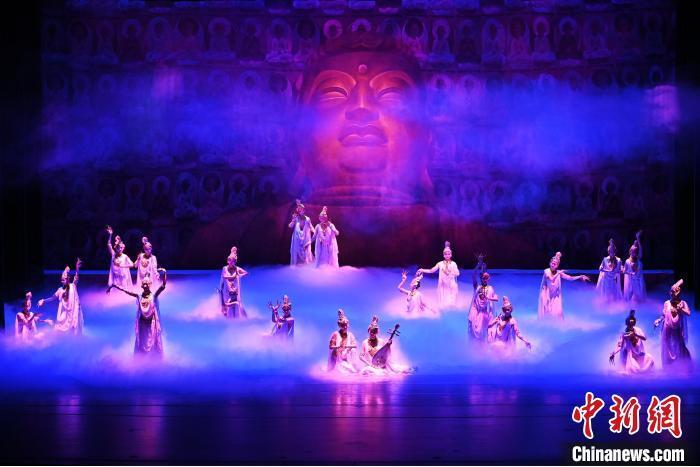 7月18日晚，中國經(jīng)典舞劇《絲路花雨》在甘肅蘭州黃河劇院進(jìn)行演出。中國經(jīng)典舞劇《絲路花雨》迎來45周年，7月17日-8月4日在蘭州開啟為期多天的駐場演出。該舞劇取材于敦煌莫高窟壁畫，集中國霓裳羽衣舞、敦煌舞、印度舞、黑巾舞、波斯馬鈴舞等于一身，自1979年演出至今，該劇先后在40多個(gè)國家和地區(qū)演出近4000場，觀眾550多萬人次。中新社記者 李亞龍 攝</p>
<p>