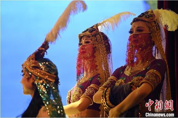 7月18日晚，中國經(jīng)典舞劇《絲路花雨》在甘肅蘭州黃河劇院進(jìn)行演出。中國經(jīng)典舞劇《絲路花雨》迎來45周年，7月17日-8月4日在蘭州開啟為期多天的駐場演出。該舞劇取材于敦煌莫高窟壁畫，集中國霓裳羽衣舞、敦煌舞、印度舞、黑巾舞、波斯馬鈴舞等于一身，自1979年演出至今，該劇先后在40多個(gè)國家和地區(qū)演出近4000場，觀眾550多萬人次。中新社記者 李亞龍 攝</p>
<p>