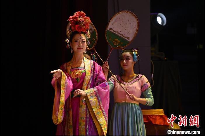 7月18日晚，中國經(jīng)典舞劇《絲路花雨》在甘肅蘭州黃河劇院進(jìn)行演出。中國經(jīng)典舞劇《絲路花雨》迎來45周年，7月17日-8月4日在蘭州開啟為期多天的駐場演出。該舞劇取材于敦煌莫高窟壁畫，集中國霓裳羽衣舞、敦煌舞、印度舞、黑巾舞、波斯馬鈴舞等于一身，自1979年演出至今，該劇先后在40多個(gè)國家和地區(qū)演出近4000場，觀眾550多萬人次。中新社記者 李亞龍 攝</p>
<p>