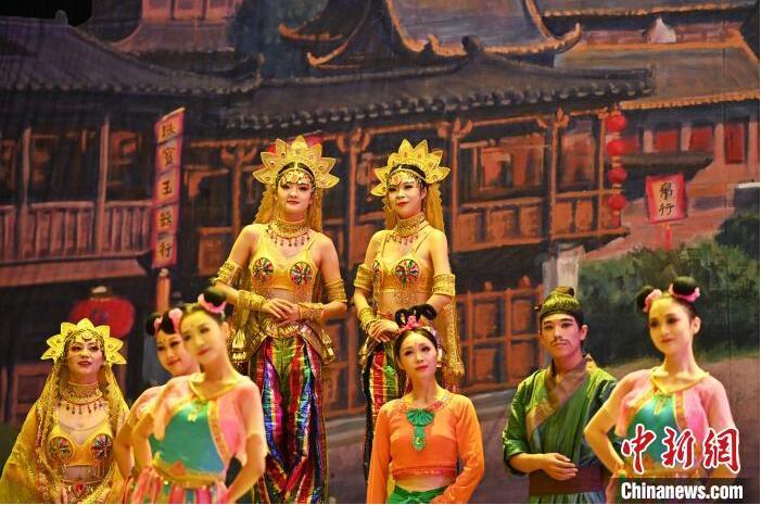 7月18日晚，中國經(jīng)典舞劇《絲路花雨》在甘肅蘭州黃河劇院進(jìn)行演出。中國經(jīng)典舞劇《絲路花雨》迎來45周年，7月17日-8月4日在蘭州開啟為期多天的駐場演出。該舞劇取材于敦煌莫高窟壁畫，集中國霓裳羽衣舞、敦煌舞、印度舞、黑巾舞、波斯馬鈴舞等于一身，自1979年演出至今，該劇先后在40多個(gè)國家和地區(qū)演出近4000場，觀眾550多萬人次。中新社記者 李亞龍 攝</p>
<p>