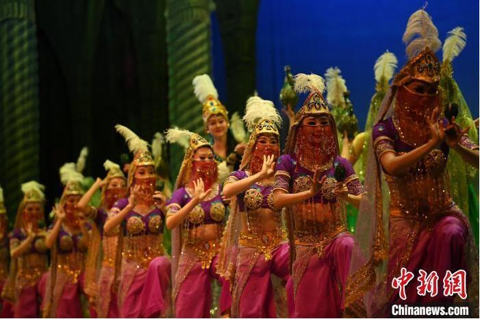 7月18日晚，中國經(jīng)典舞劇《絲路花雨》在甘肅蘭州黃河劇院進(jìn)行演出。中國經(jīng)典舞劇《絲路花雨》迎來45周年，7月17日-8月4日在蘭州開啟為期多天的駐場演出。該舞劇取材于敦煌莫高窟壁畫，集中國霓裳羽衣舞、敦煌舞、印度舞、黑巾舞、波斯馬鈴舞等于一身，自1979年演出至今，該劇先后在40多個(gè)國家和地區(qū)演出近4000場，觀眾550多萬人次。中新社記者 李亞龍 攝</p>
<p>