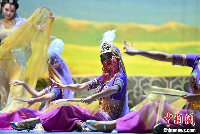 7月18日晚，中國經(jīng)典舞劇《絲路花雨》在甘肅蘭州黃河劇院進(jìn)行演出。中國經(jīng)典舞劇《絲路花雨》迎來45周年，7月17日-8月4日在蘭州開啟為期多天的駐場演出。該舞劇取材于敦煌莫高窟壁畫，集中國霓裳羽衣舞、敦煌舞、印度舞、黑巾舞、波斯馬鈴舞等于一身，自1979年演出至今，該劇先后在40多個(gè)國家和地區(qū)演出近4000場，觀眾550多萬人次。中新社記者 李亞龍 攝</p>
<p>