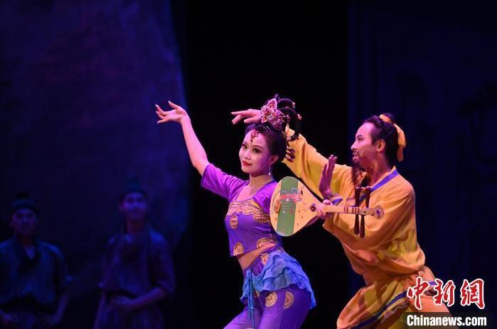 7月18日晚，中國經(jīng)典舞劇《絲路花雨》在甘肅蘭州黃河劇院進(jìn)行演出。中國經(jīng)典舞劇《絲路花雨》迎來45周年，7月17日-8月4日在蘭州開啟為期多天的駐場演出。該舞劇取材于敦煌莫高窟壁畫，集中國霓裳羽衣舞、敦煌舞、印度舞、黑巾舞、波斯馬鈴舞等于一身，自1979年演出至今，該劇先后在40多個(gè)國家和地區(qū)演出近4000場，觀眾550多萬人次。中新社記者 李亞龍 攝</p>
<p>