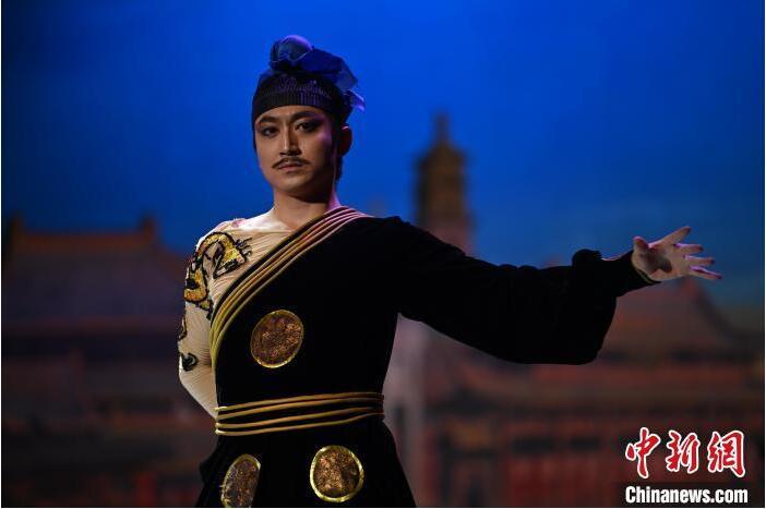 7月18日晚，中國經(jīng)典舞劇《絲路花雨》在甘肅蘭州黃河劇院進(jìn)行演出。中國經(jīng)典舞劇《絲路花雨》迎來45周年，7月17日-8月4日在蘭州開啟為期多天的駐場演出。該舞劇取材于敦煌莫高窟壁畫，集中國霓裳羽衣舞、敦煌舞、印度舞、黑巾舞、波斯馬鈴舞等于一身，自1979年演出至今，該劇先后在40多個(gè)國家和地區(qū)演出近4000場，觀眾550多萬人次。中新社記者 李亞龍 攝