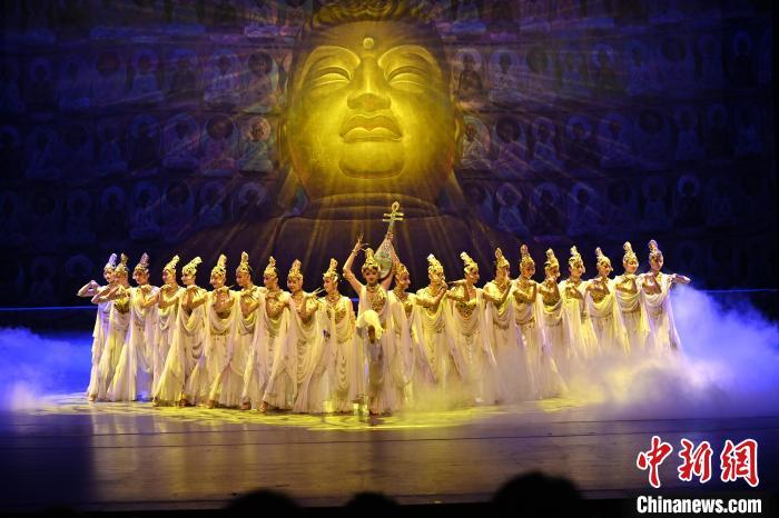 7月18日晚，中國經(jīng)典舞劇《絲路花雨》在甘肅蘭州黃河劇院演出。李亞龍 攝