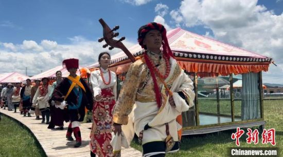 2024年6月，甘肅甘南藏族自治州上演藏服時(shí)裝秀。(資料圖)高瑩 攝