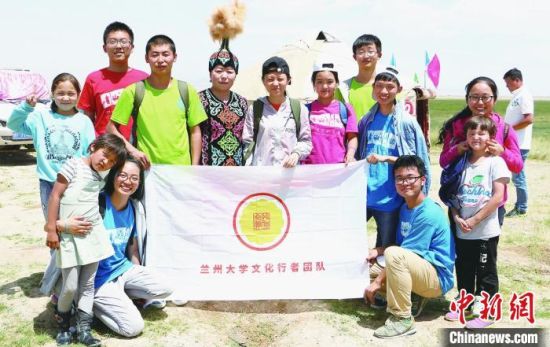 圖為蘭州大學(xué)文化行者團(tuán)隊走進(jìn)民族社區(qū)。(資料圖)蘭州大學(xué)供圖