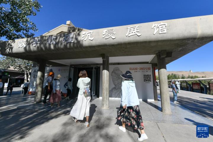 7月22日，游客排隊進(jìn)入“尋境敦煌——數(shù)字敦煌沉浸展”場館。新華社記者 郎兵兵 攝</p>
<p>