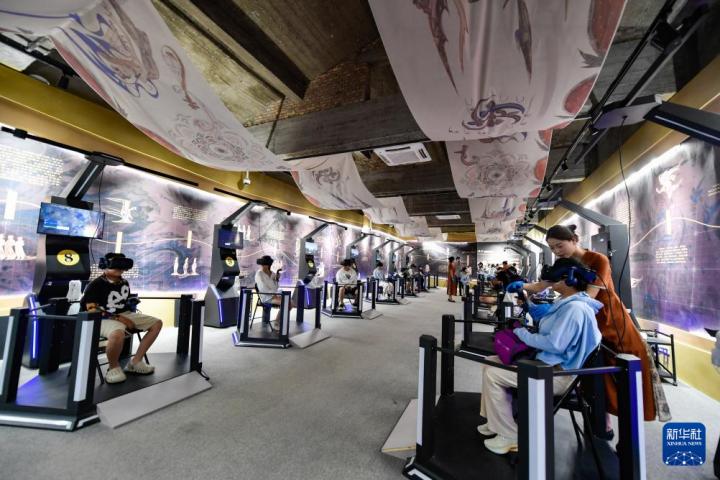 7月22日，游客線下體驗“尋境敦煌——數(shù)字敦煌沉浸展”。新華社記者 郎兵兵 攝</p>
<p>