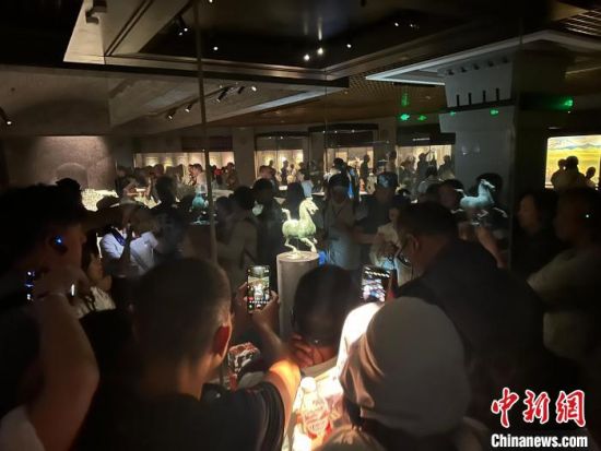 8月17日至23日，“濃濃民族情 兩岸一家親”臺(tái)灣同胞參訪團(tuán)甘肅行交流活動(dòng)在甘肅展開。圖為臺(tái)胞參觀甘肅省博物館。中新社記者 閆姣 攝