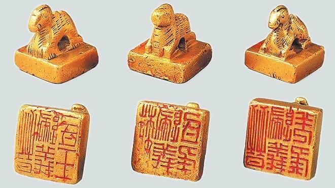 從左至右依次為“晉歸義羌侯”金印、“晉歸義氐王”金印、“魏歸義氐侯”金印