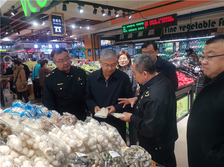 圖為市委常委、市紀(jì)委書記、市監(jiān)委主任張學(xué)勇調(diào)研食品安全責(zé)任包保企業(yè)西部天地商貿(mào)有限責(zé)任公司.jpg