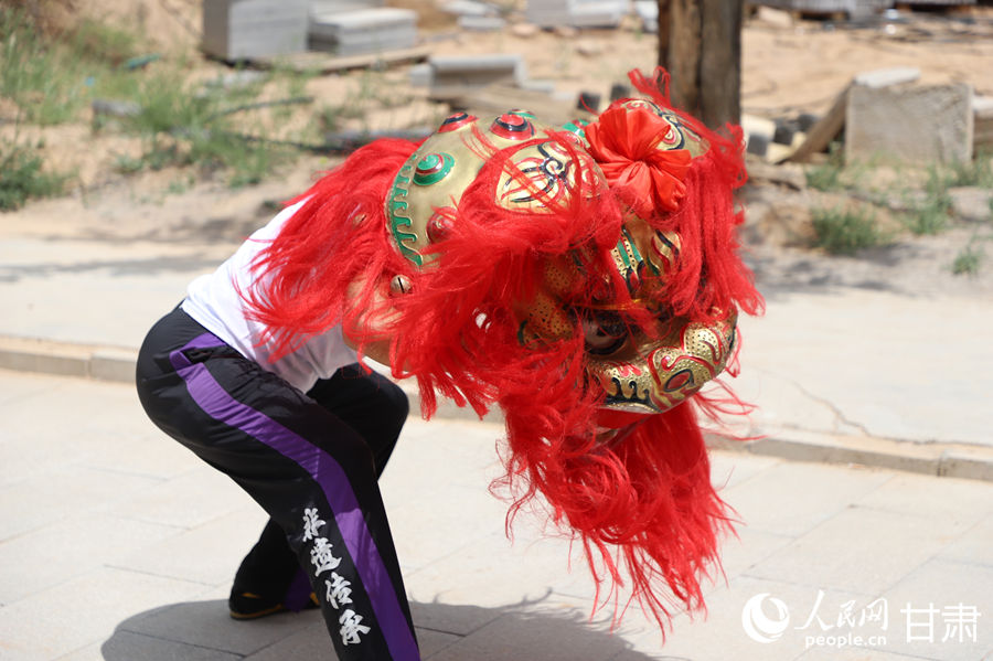 柴宗峰在桃林村展示蘭州北獅風采。人民網記者 焦隆攝