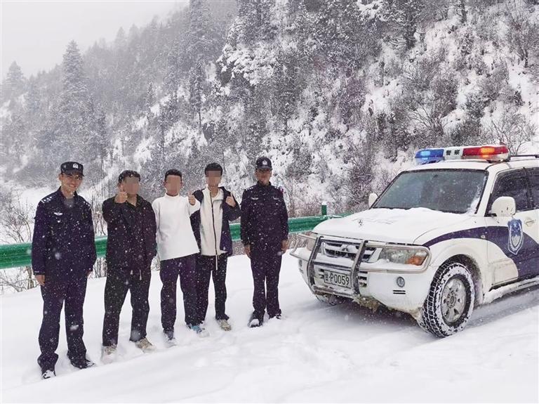 卓尼縣公安局民警冒雪救人